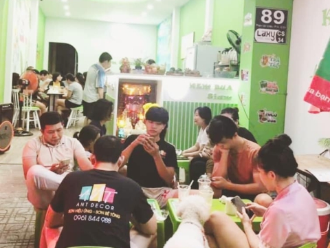 Khách hàng tại chi nhánh mới