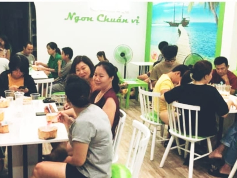 Khách hàng tại chi nhánh mới